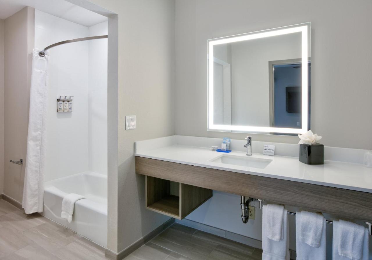 Holiday Inn Express & Suites North Dallas At Preston By Ihg Екстериор снимка
