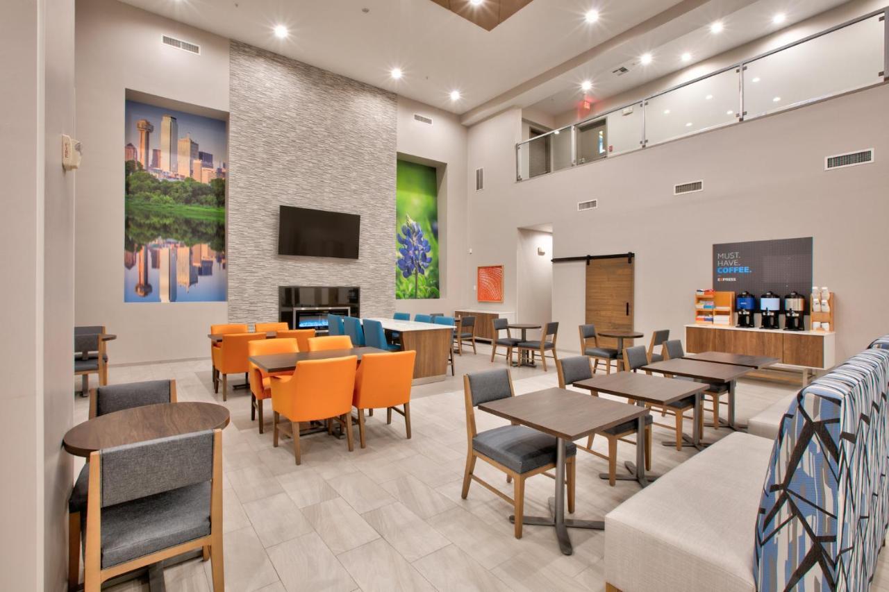 Holiday Inn Express & Suites North Dallas At Preston By Ihg Екстериор снимка
