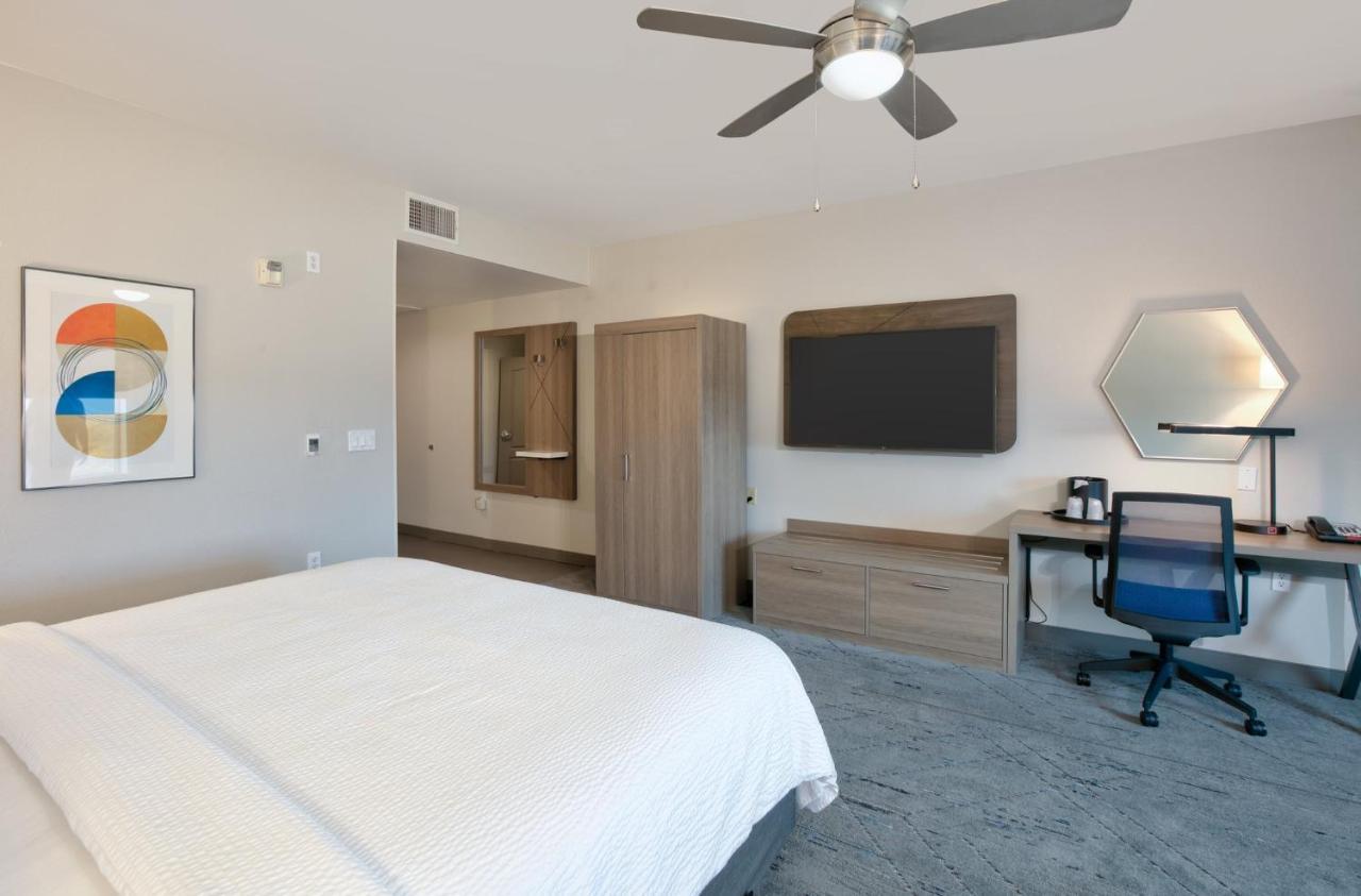 Holiday Inn Express & Suites North Dallas At Preston By Ihg Екстериор снимка