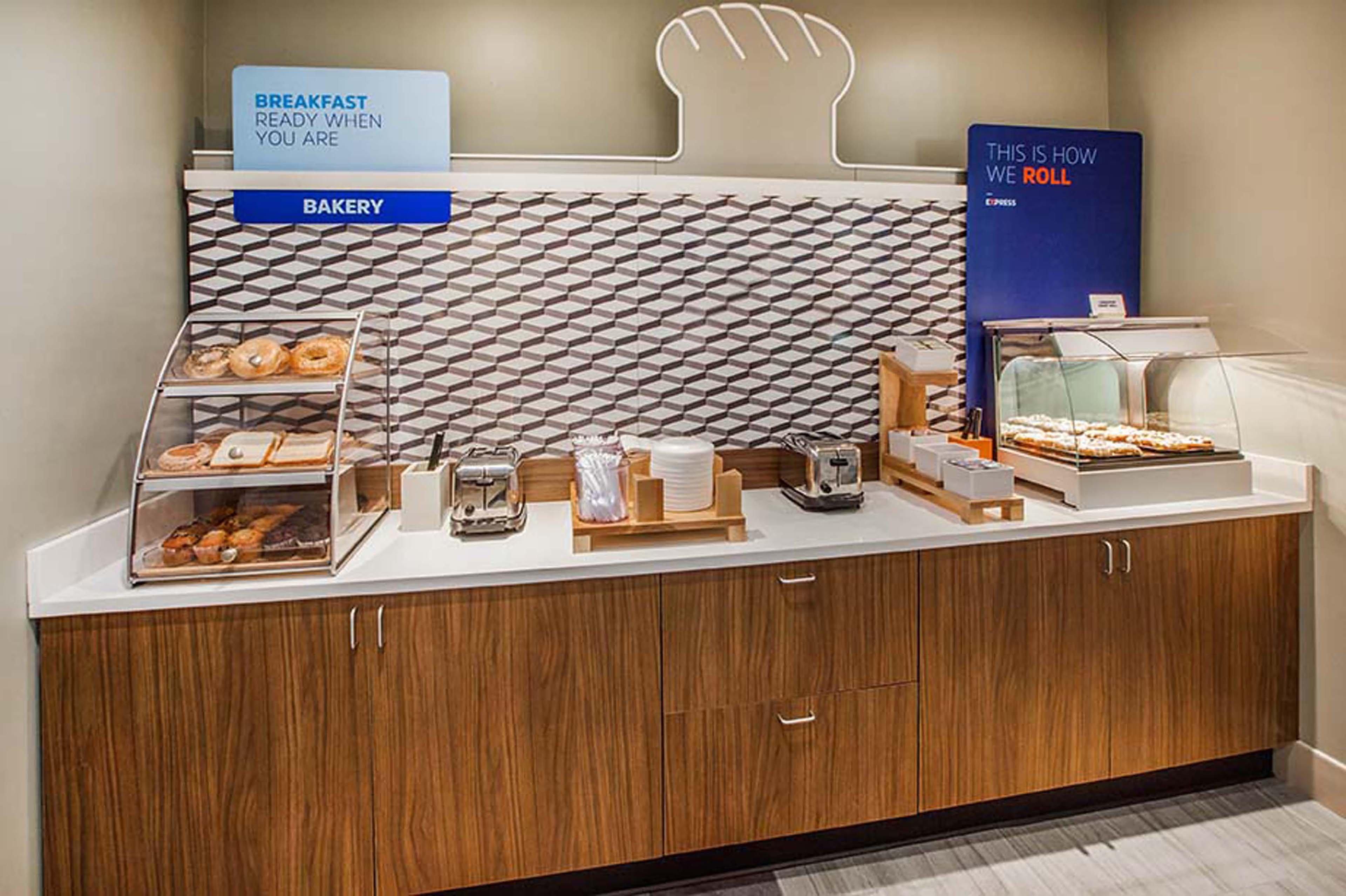 Holiday Inn Express & Suites North Dallas At Preston By Ihg Екстериор снимка